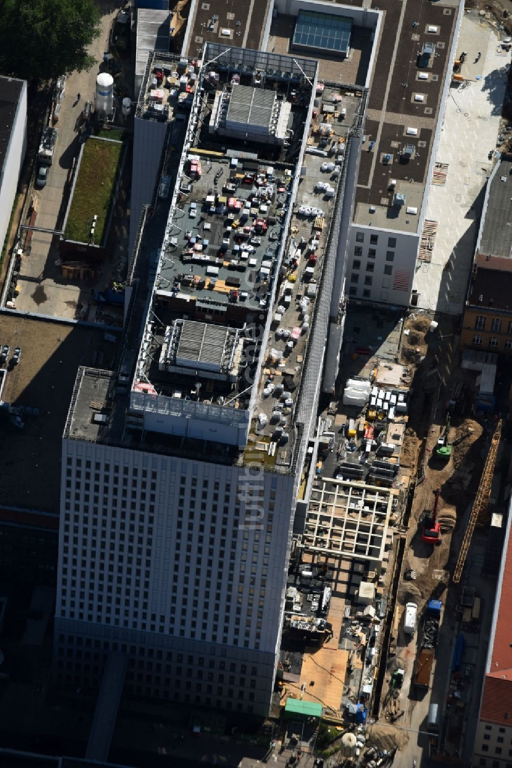 Luftbild Berlin - Sanierungs- und Umbauarbeiten am Hochhaus des Bettenturmes im Universitätsklinikum Campus Charite Mitte ( CCM ) im Ortsteil Mitte in Berlin