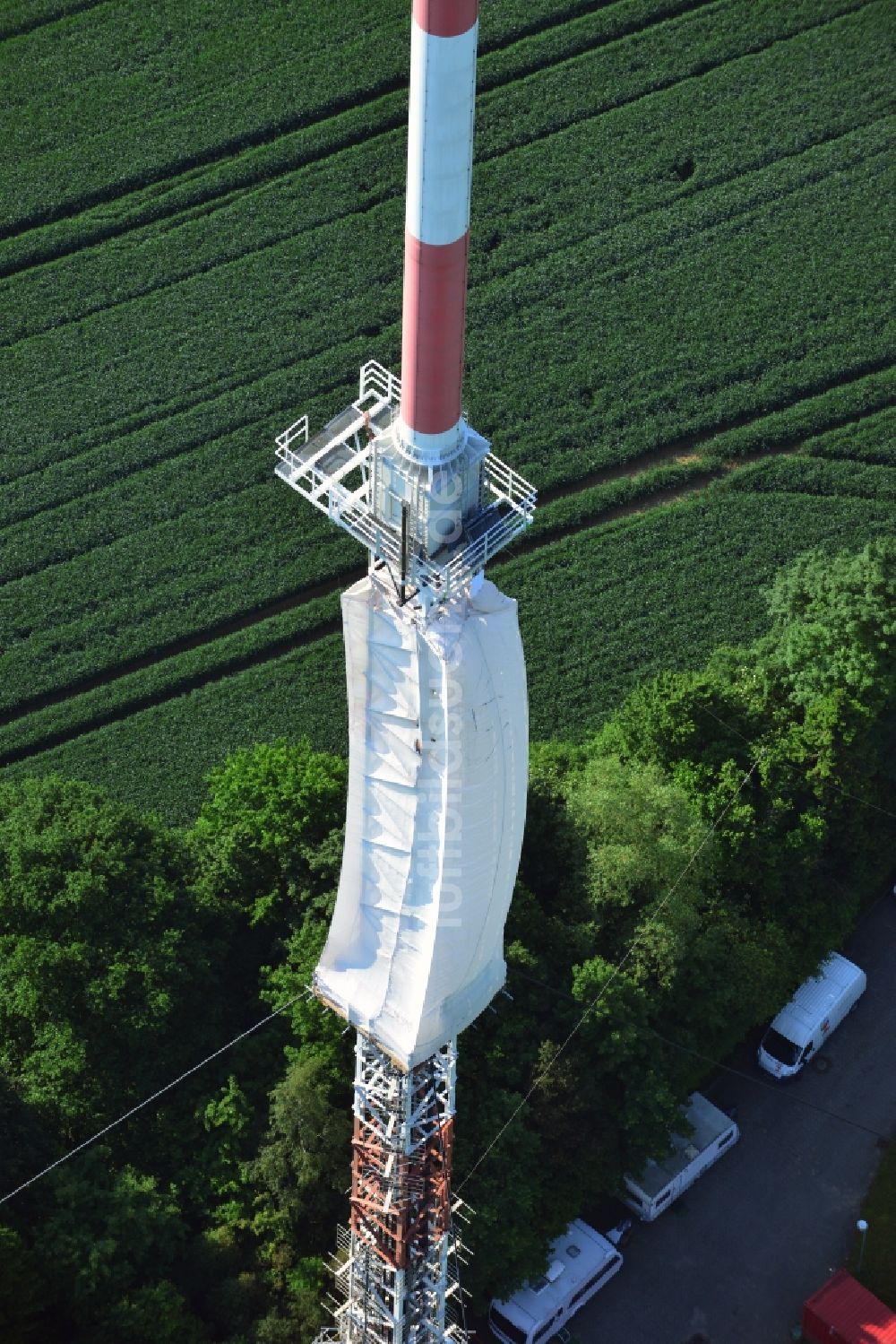 Luftbild Groß Disnack - Sanierungsarbeiten am Antennenträger- Mast auf dem Fernsehturm- Umsetzer- Sendemast bei Groß Disnack im Bundesland Schleswig-Holstein