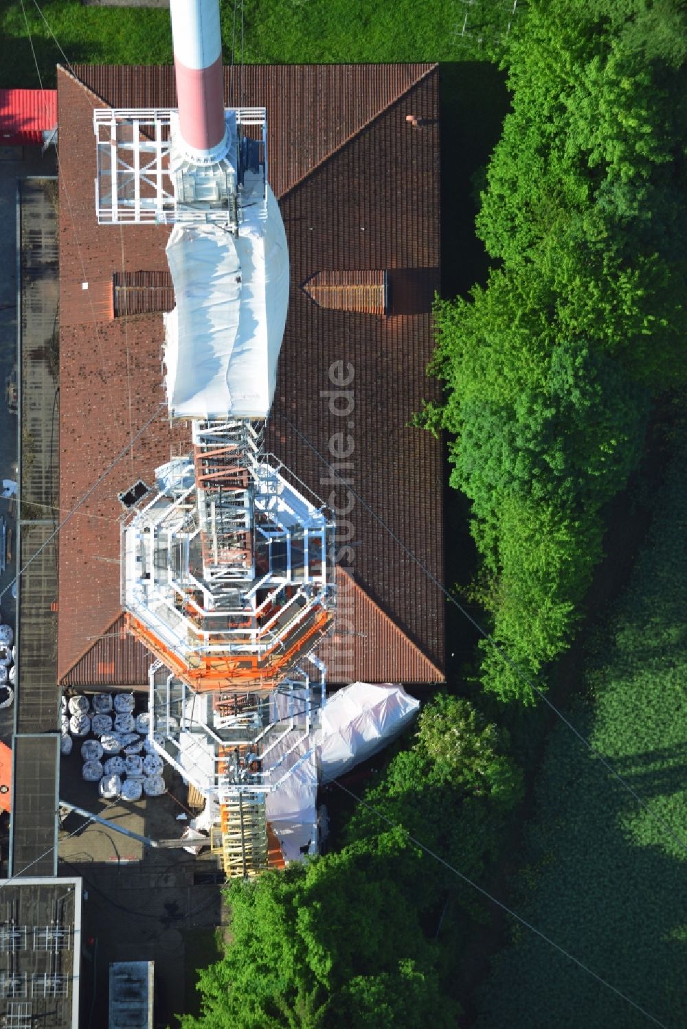 Luftaufnahme Groß Disnack - Sanierungsarbeiten am Antennenträger- Mast auf dem Fernsehturm- Umsetzer- Sendemast bei Groß Disnack im Bundesland Schleswig-Holstein