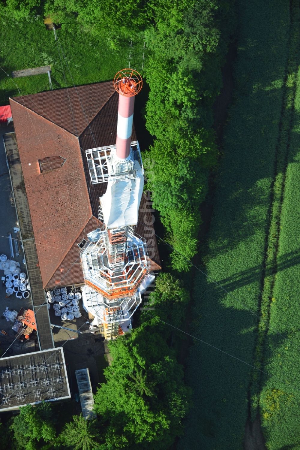 Groß Disnack von oben - Sanierungsarbeiten am Antennenträger- Mast auf dem Fernsehturm- Umsetzer- Sendemast bei Groß Disnack im Bundesland Schleswig-Holstein