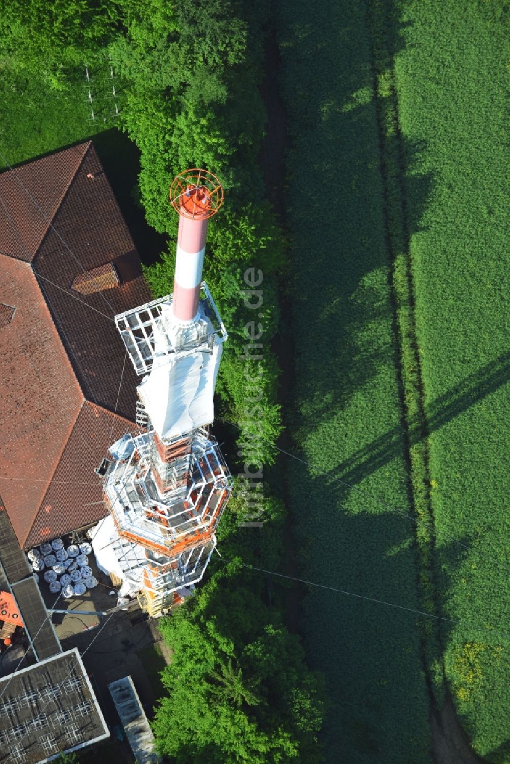 Groß Disnack aus der Vogelperspektive: Sanierungsarbeiten am Antennenträger- Mast auf dem Fernsehturm- Umsetzer- Sendemast bei Groß Disnack im Bundesland Schleswig-Holstein