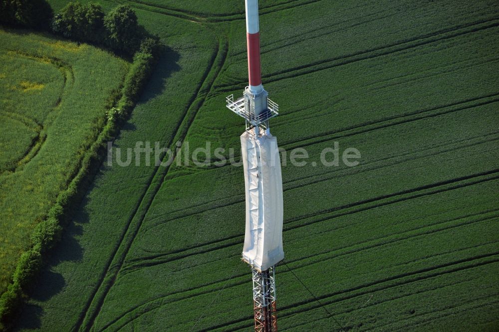 Luftbild Groß Disnack - Sanierungsarbeiten am Antennenträger- Mast auf dem Fernsehturm- Umsetzer- Sendemast bei Groß Disnack im Bundesland Schleswig-Holstein