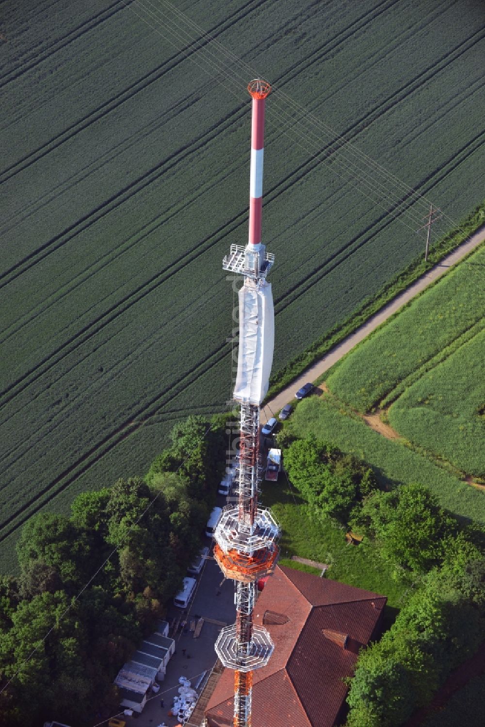 Luftaufnahme Groß Disnack - Sanierungsarbeiten am Antennenträger- Mast auf dem Fernsehturm- Umsetzer- Sendemast bei Groß Disnack im Bundesland Schleswig-Holstein