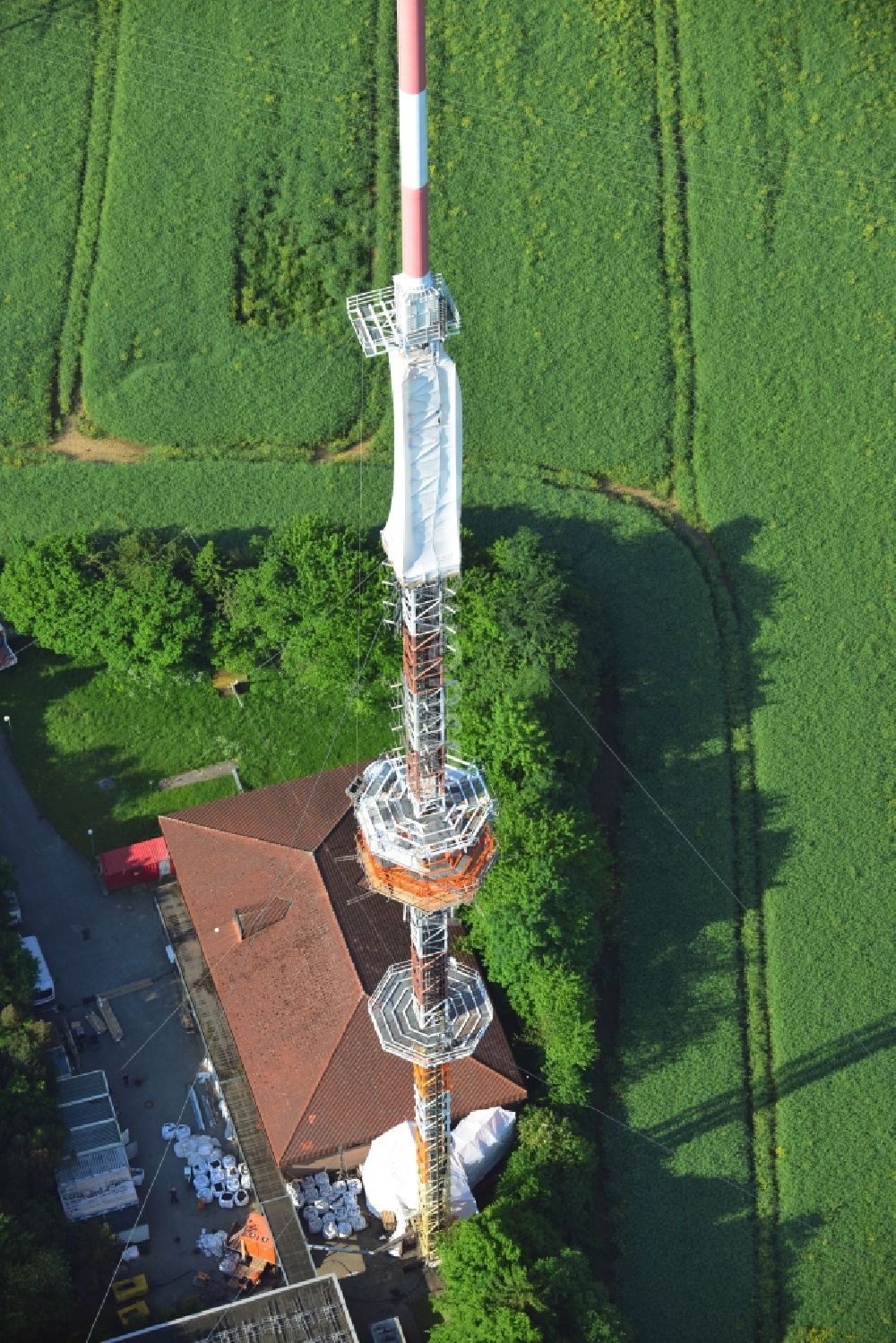 Groß Disnack von oben - Sanierungsarbeiten am Antennenträger- Mast auf dem Fernsehturm- Umsetzer- Sendemast bei Groß Disnack im Bundesland Schleswig-Holstein