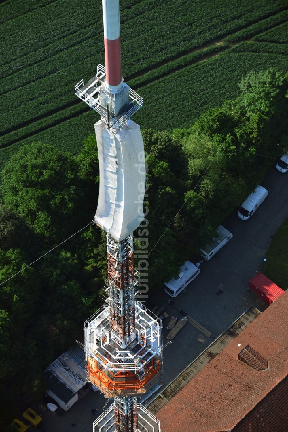 Groß Disnack aus der Vogelperspektive: Sanierungsarbeiten am Antennenträger- Mast auf dem Fernsehturm- Umsetzer- Sendemast bei Groß Disnack im Bundesland Schleswig-Holstein