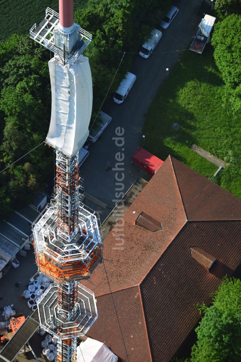 Luftbild Groß Disnack - Sanierungsarbeiten am Antennenträger- Mast auf dem Fernsehturm- Umsetzer- Sendemast bei Groß Disnack im Bundesland Schleswig-Holstein