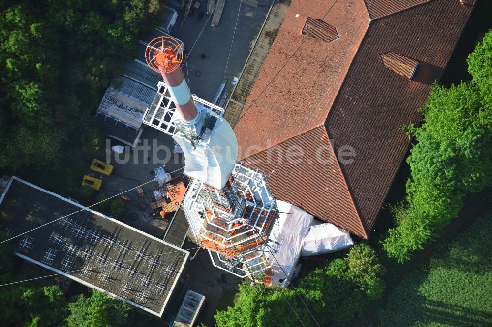 Luftaufnahme Groß Disnack - Sanierungsarbeiten am Antennenträger- Mast auf dem Fernsehturm- Umsetzer- Sendemast bei Groß Disnack im Bundesland Schleswig-Holstein