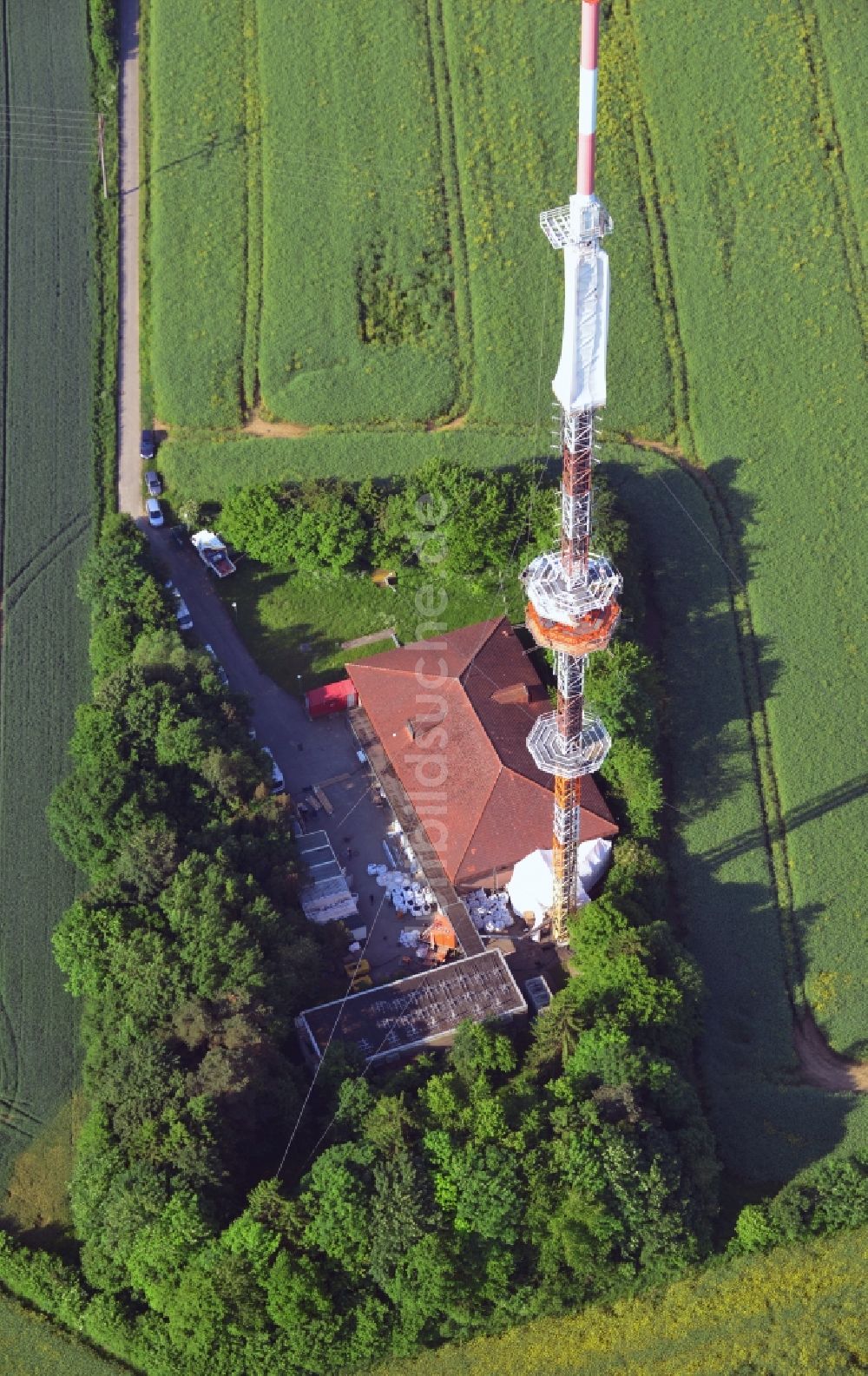 Luftaufnahme Groß Disnack - Sanierungsarbeiten am Antennenträger- Mast auf dem Fernsehturm- Umsetzer- Sendemast bei Groß Disnack im Bundesland Schleswig-Holstein