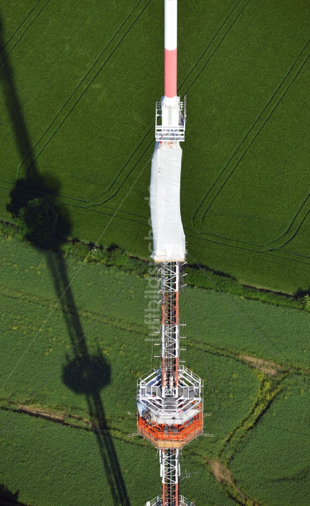 Groß Disnack von oben - Sanierungsarbeiten am Antennenträger- Mast auf dem Fernsehturm- Umsetzer- Sendemast bei Groß Disnack im Bundesland Schleswig-Holstein