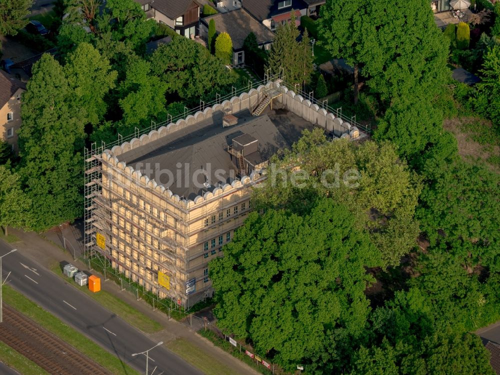 Bochum von oben - Sanierungsarbeiten eines Bürogebäudes der thyssenkrupp AG in Bochum im Bundesland Nordrhein-Westfalen