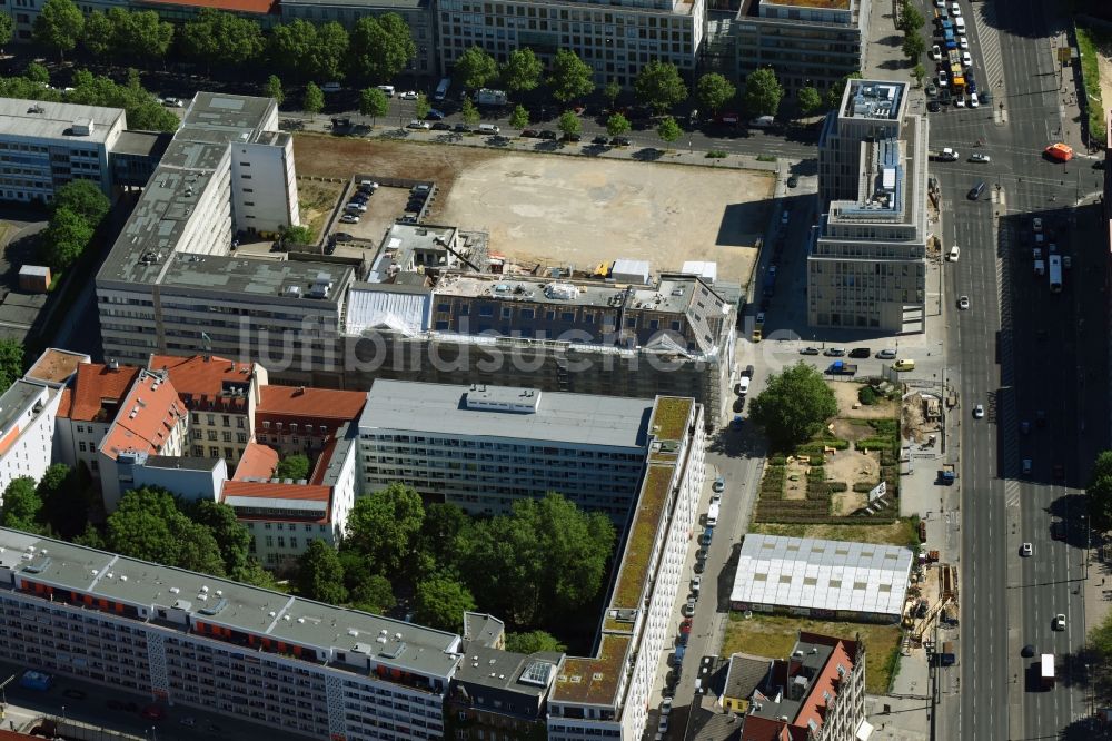 Berlin von oben - Sanierungsarbeiten am ehemaligen Kaufhaus Hertzog zu einem Wohn- und Geschäftshaus an der Brüderstraße im Ortsteil Mitte in Berlin, Deutschland