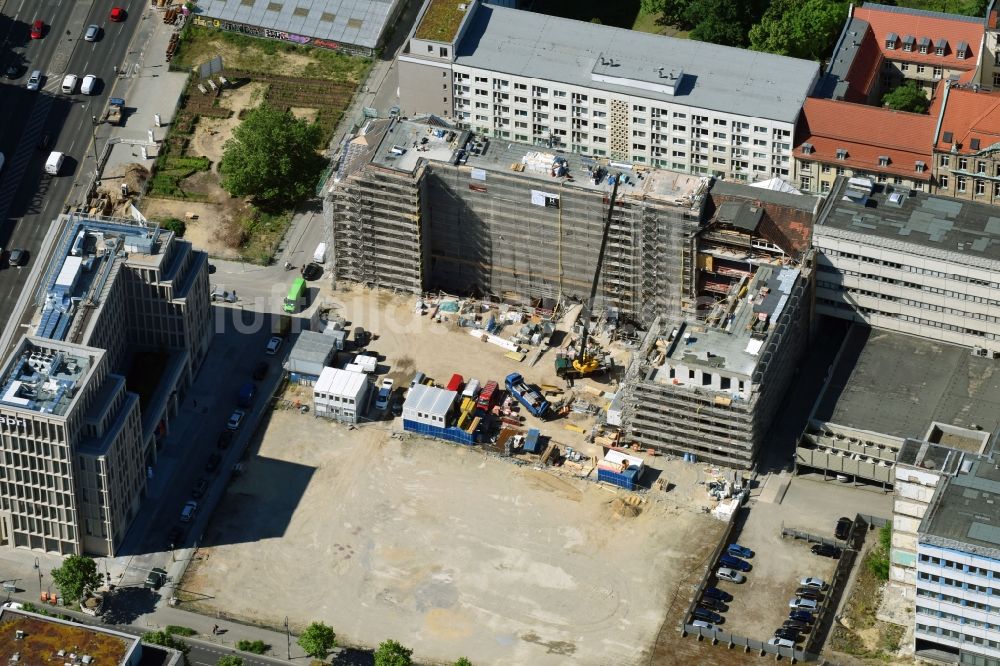 Luftaufnahme Berlin - Sanierungsarbeiten am ehemaligen Kaufhaus Hertzog zu einem Wohn- und Geschäftshaus an der Brüderstraße im Ortsteil Mitte in Berlin, Deutschland