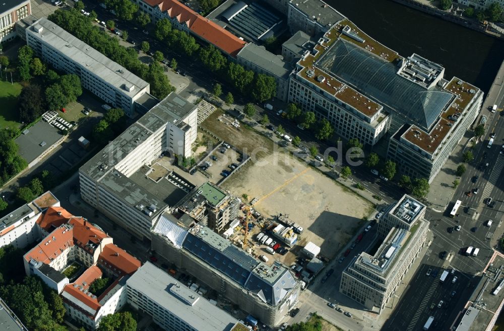 Luftbild Berlin - Sanierungsarbeiten am ehemaligen Kaufhaus Hertzog zu einem Wohn- und Geschäftshaus an der Brüderstraße im Ortsteil Mitte in Berlin, Deutschland