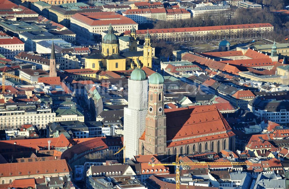 München von oben - Sanierungsarbeiten an der Frauenkirche in München