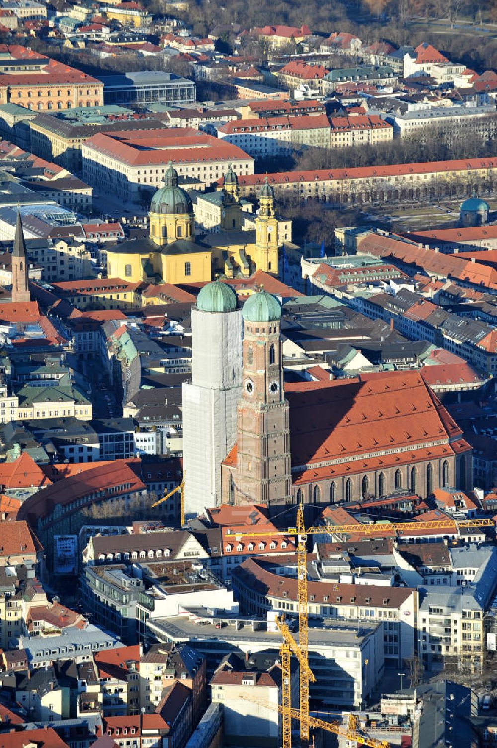 München aus der Vogelperspektive: Sanierungsarbeiten an der Frauenkirche in München