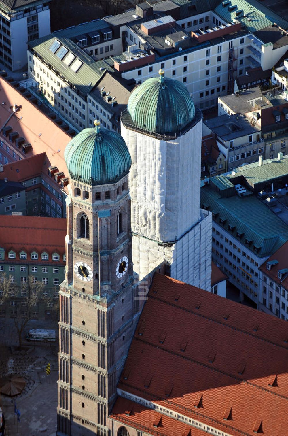 Luftbild München - Sanierungsarbeiten an der Frauenkirche in München