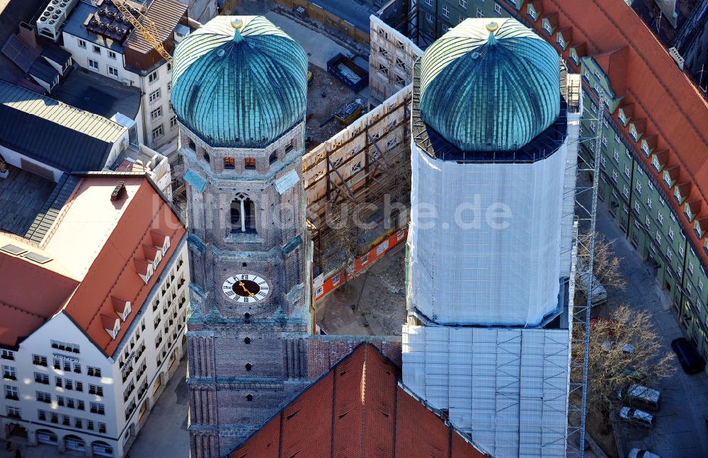 Luftaufnahme München - Sanierungsarbeiten an der Frauenkirche in München