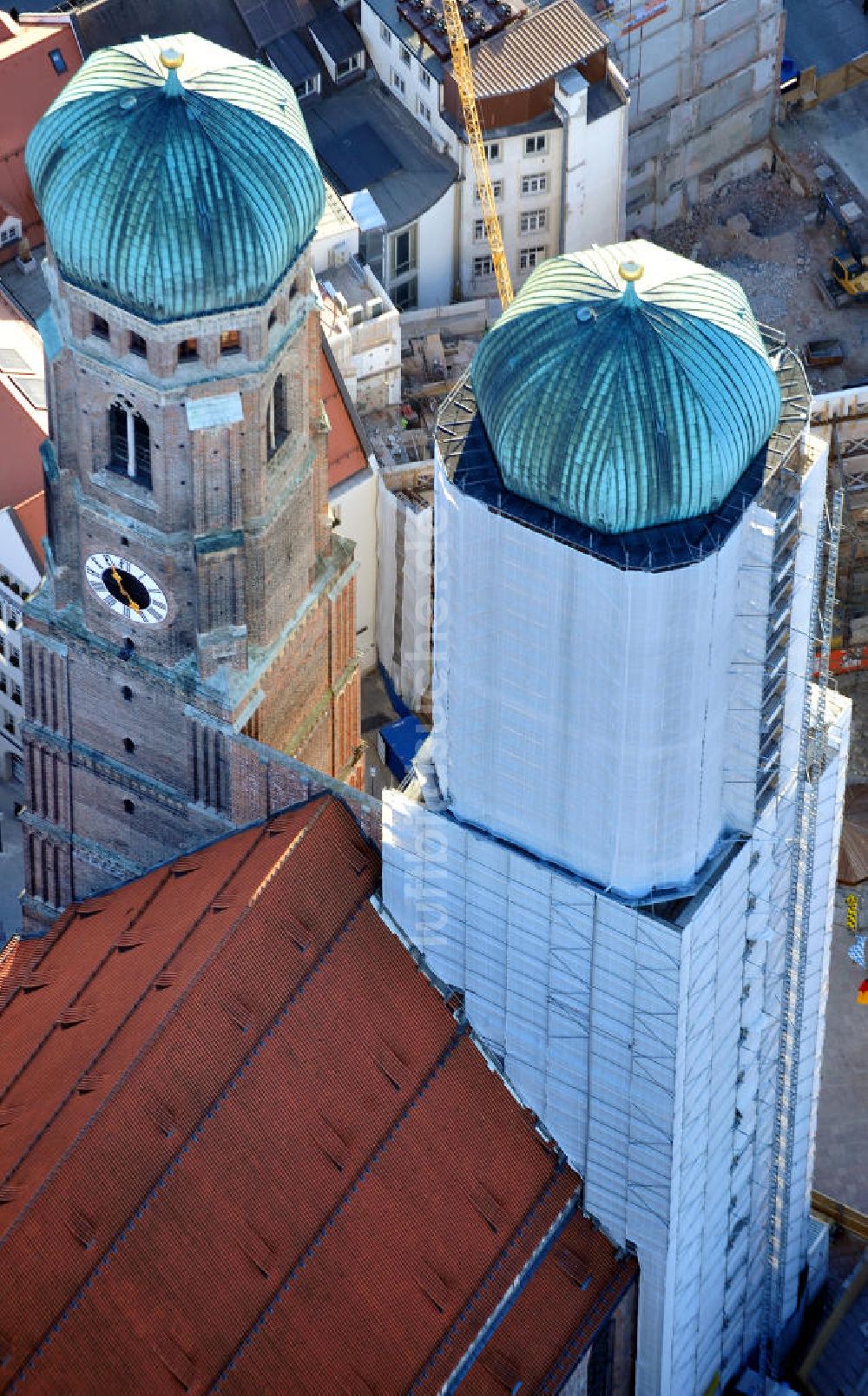 München von oben - Sanierungsarbeiten an der Frauenkirche in München