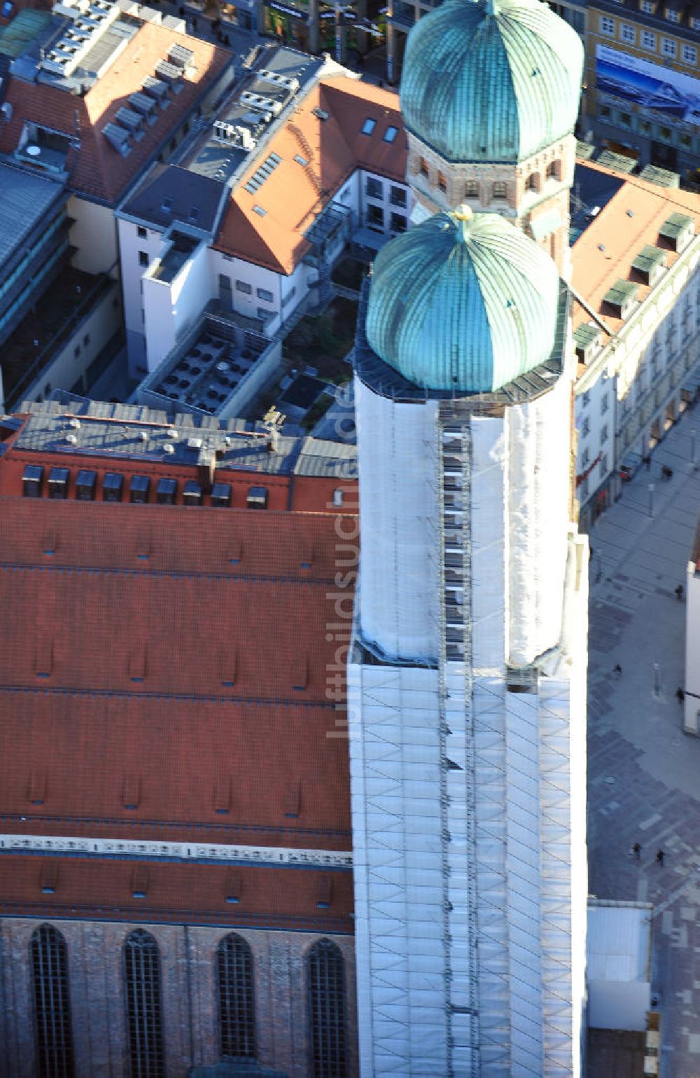 München aus der Vogelperspektive: Sanierungsarbeiten an der Frauenkirche in München