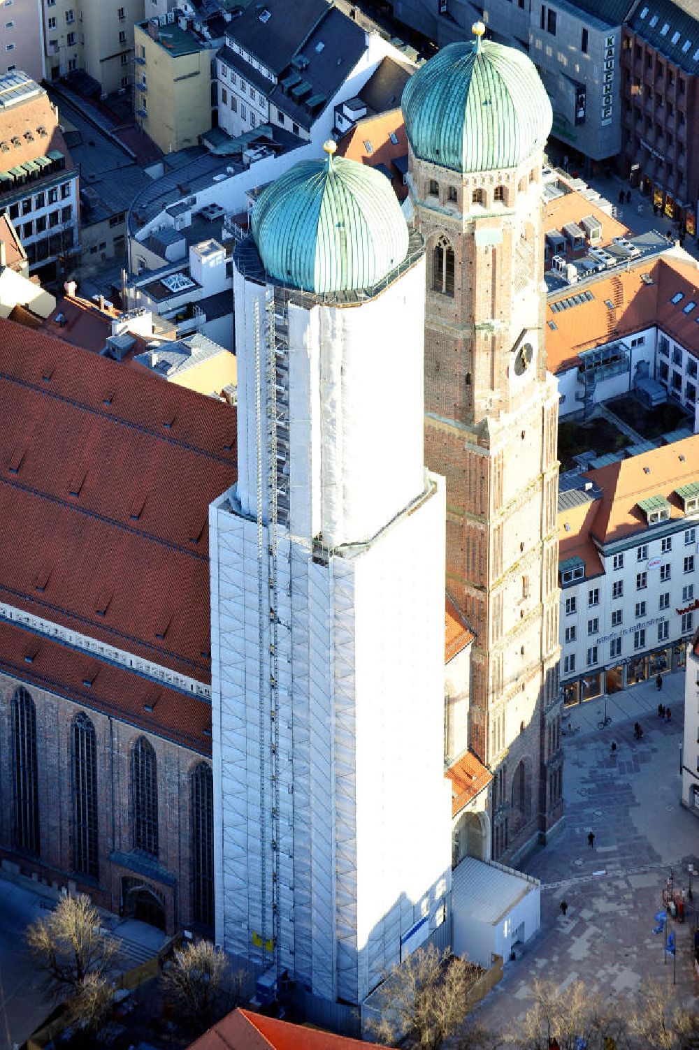 Luftbild München - Sanierungsarbeiten an der Frauenkirche in München