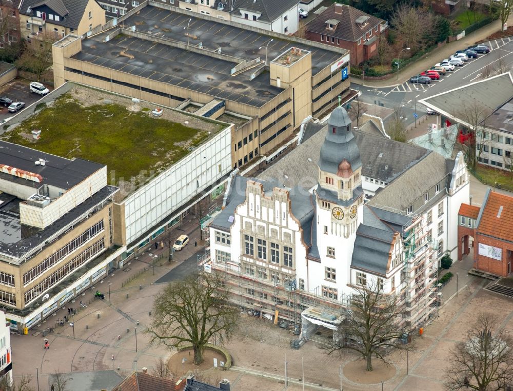 Gladbeck von oben - Sanierungsarbeiten am Gebäude der alten Stadtverwaltung - Rathaus in Gladbeck im Bundesland Nordrhein-Westfalen