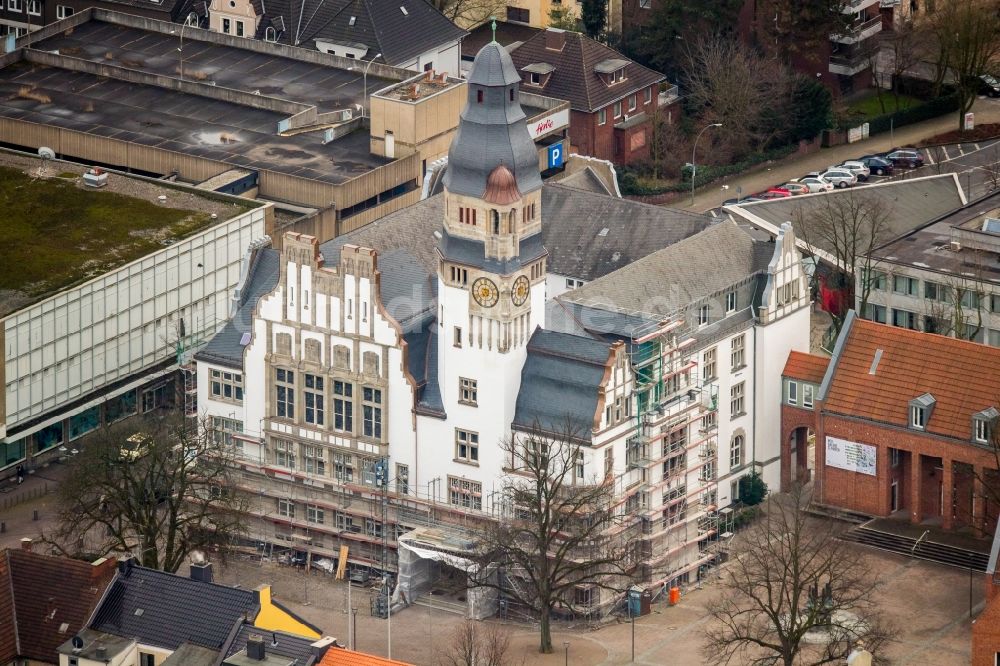 Gladbeck aus der Vogelperspektive: Sanierungsarbeiten am Gebäude der alten Stadtverwaltung - Rathaus in Gladbeck im Bundesland Nordrhein-Westfalen