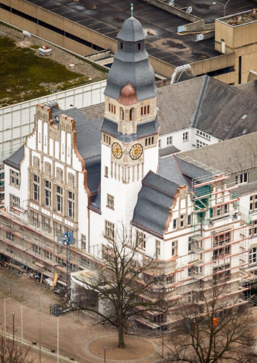 Luftaufnahme Gladbeck - Sanierungsarbeiten am Gebäude der alten Stadtverwaltung - Rathaus in Gladbeck im Bundesland Nordrhein-Westfalen