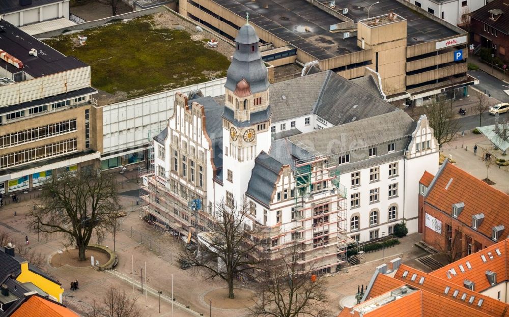 Gladbeck aus der Vogelperspektive: Sanierungsarbeiten am Gebäude der alten Stadtverwaltung - Rathaus in Gladbeck im Bundesland Nordrhein-Westfalen