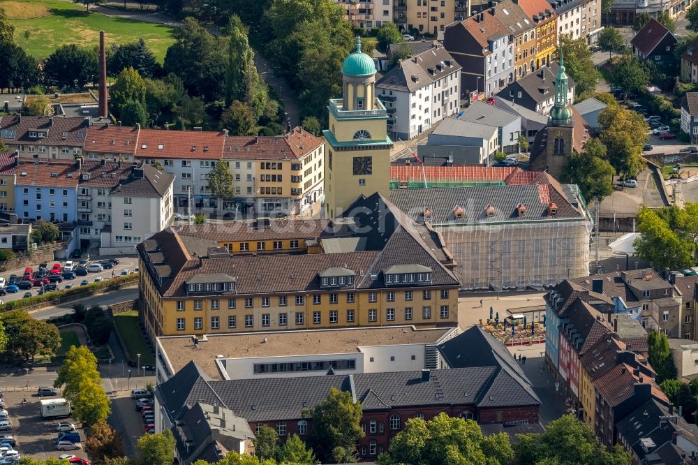 Witten aus der Vogelperspektive: Sanierungsarbeiten am Gebäude der Stadtverwaltung - Rathaus im Ortsteil Bommern in Witten im Bundesland Nordrhein-Westfalen