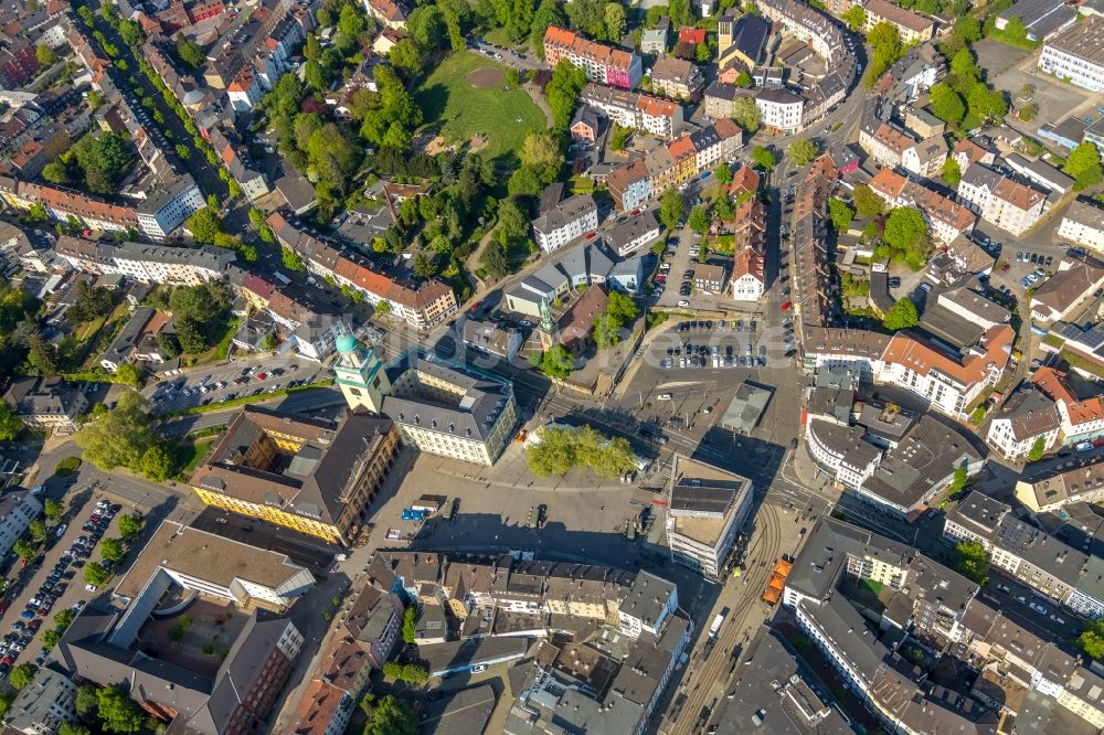 Witten aus der Vogelperspektive: Sanierungsarbeiten am Gebäude der Stadtverwaltung - Rathaus im Ortsteil Bommern in Witten im Bundesland Nordrhein-Westfalen