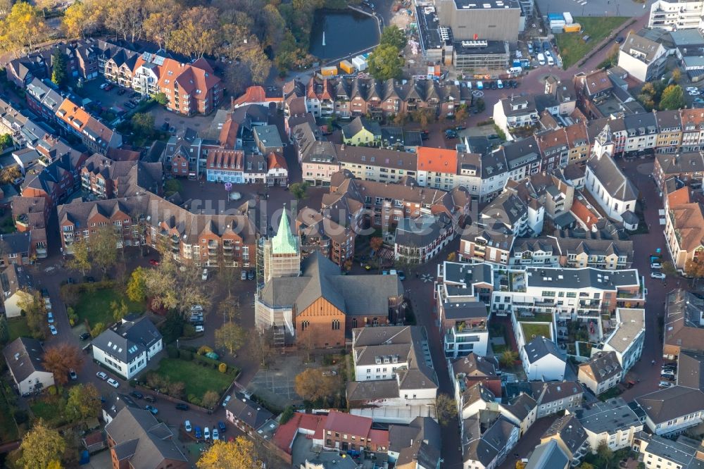 Luftbild Dinslaken - Sanierungsarbeiten am Kirchengebäude der Katholischen Kirchengemeinde St. Vincentius Dinslaken im Altstadt- Zentrum in Dinslaken im Bundesland Nordrhein-Westfalen - NRW, Deutschland