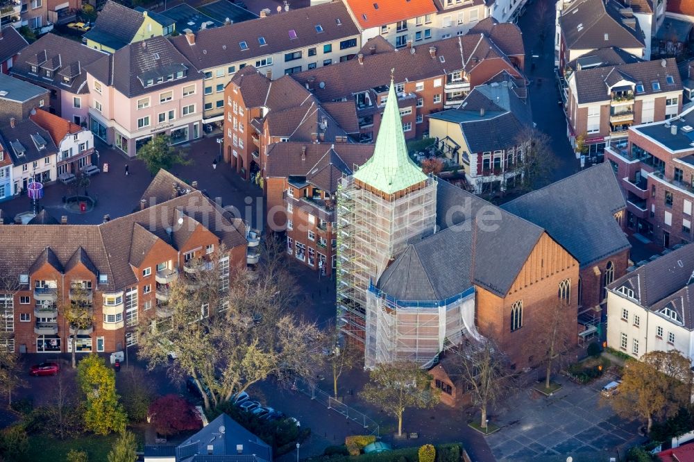 Dinslaken von oben - Sanierungsarbeiten am Kirchengebäude der Katholischen Kirchengemeinde St. Vincentius Dinslaken im Altstadt- Zentrum in Dinslaken im Bundesland Nordrhein-Westfalen - NRW, Deutschland