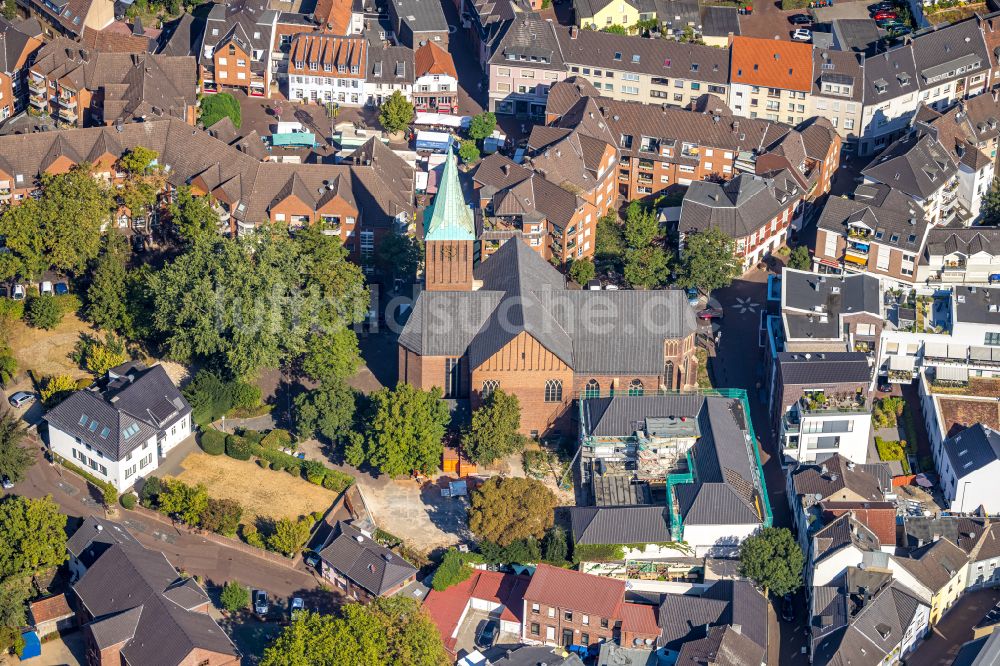 Luftaufnahme Dinslaken - Sanierungsarbeiten am Kirchengebäude der Katholischen Kirchengemeinde St. Vincentius Dinslaken im Altstadt- Zentrum in Dinslaken im Bundesland Nordrhein-Westfalen - NRW, Deutschland