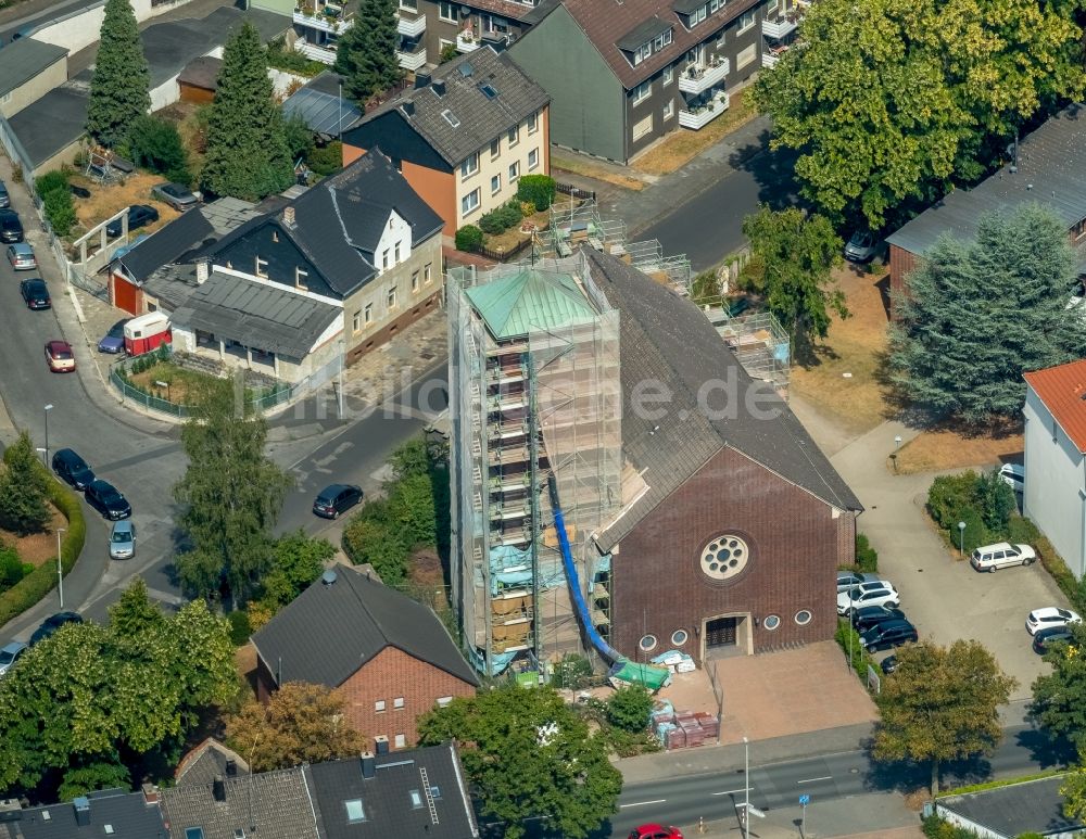 Luftbild Herne - Sanierungsarbeiten an dem Kirchengebäude des katholischen Pfarramt Heilige Familie in Herne im Bundesland Nordrhein-Westfalen, Deutschland