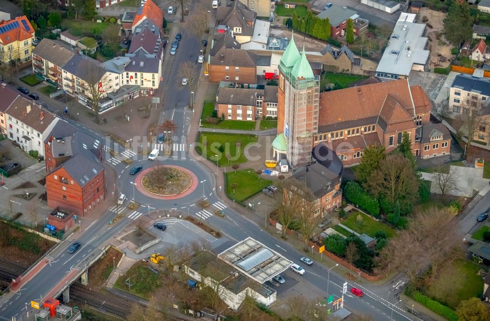 Luftaufnahme Gladbeck - Sanierungsarbeiten am Kirchengebäude der Kirche Herz Jesu am Kardinal-Hengsbach-Platz in Gladbeck im Bundesland Nordrhein-Westfalen, Deutschland