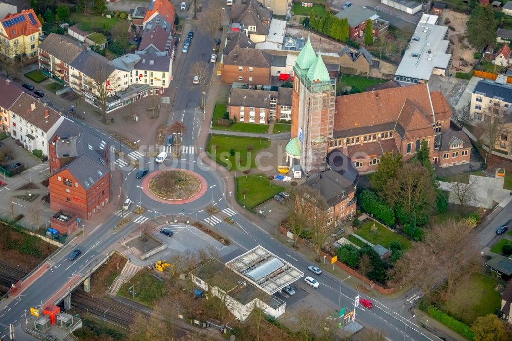 Gladbeck von oben - Sanierungsarbeiten am Kirchengebäude der Kirche Herz Jesu am Kardinal-Hengsbach-Platz in Gladbeck im Bundesland Nordrhein-Westfalen, Deutschland