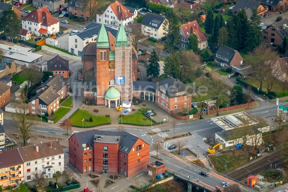 Luftaufnahme Gladbeck - Sanierungsarbeiten am Kirchengebäude der Kirche Herz Jesu am Kardinal-Hengsbach-Platz in Gladbeck im Bundesland Nordrhein-Westfalen, Deutschland