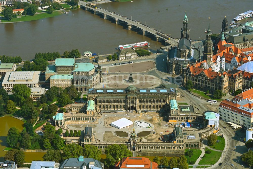 Dresden aus der Vogelperspektive: Sanierungsarbeiten am Palais des Schloss Zwinger mit der Gemäldegalerie Alte Meister und dem Kronentor im Ortsteil Altstadt in Dresden im Bundesland Sachsen, Deutschland