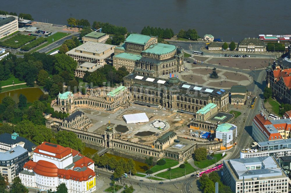 Luftaufnahme Dresden - Sanierungsarbeiten am Palais des Schloss Zwinger mit der Gemäldegalerie Alte Meister und dem Kronentor im Ortsteil Altstadt in Dresden im Bundesland Sachsen, Deutschland