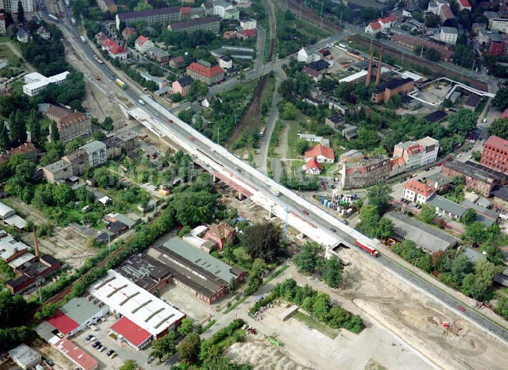 Cottbus / Brandenburg aus der Vogelperspektive: Sanierungsarbeiten am südlichen Cottbusser Stadring durch die Fa SCHÄLERBAU BERLIN GmbH.