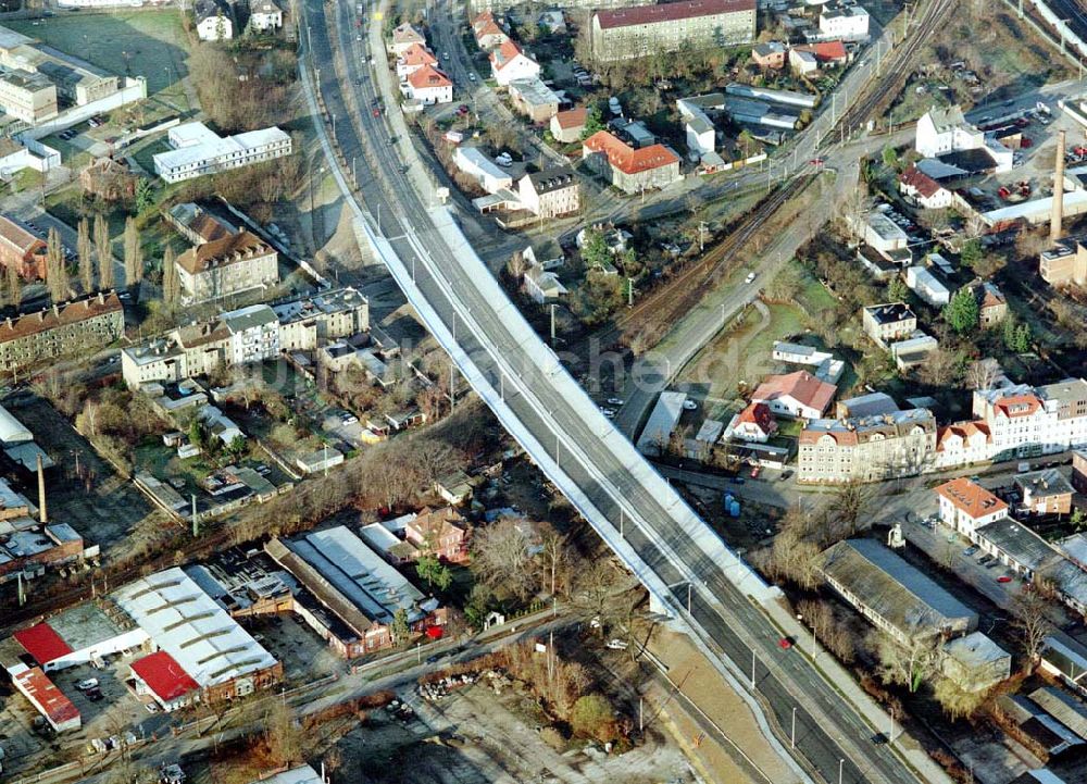 Cottbus von oben - Sanierungsarbeiten am südlichen Cottbusser Stadring durch die Fa SCHÄLERBAU BERLIN GmbH.