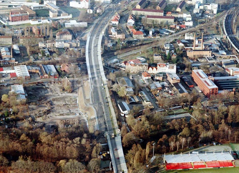 Cottbus aus der Vogelperspektive: Sanierungsarbeiten am südlichen Cottbusser Stadring durch die Fa SCHÄLERBAU BERLIN GmbH.