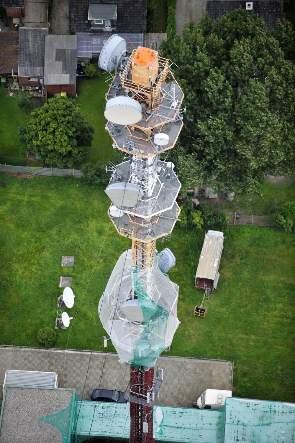 Garding aus der Vogelperspektive: Sanierungsarbeiten am Sendemast Garding / Eiderstedt