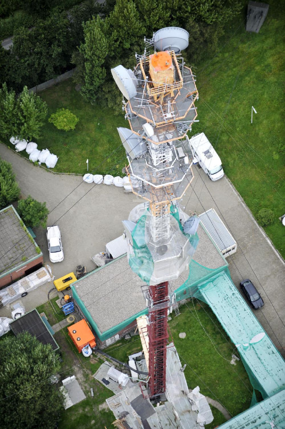 Garding aus der Vogelperspektive: Sanierungsarbeiten am Sendemast Garding / Eiderstedt