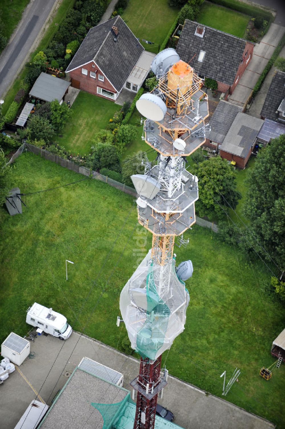 Garding aus der Vogelperspektive: Sanierungsarbeiten am Sendemast Garding / Eiderstedt