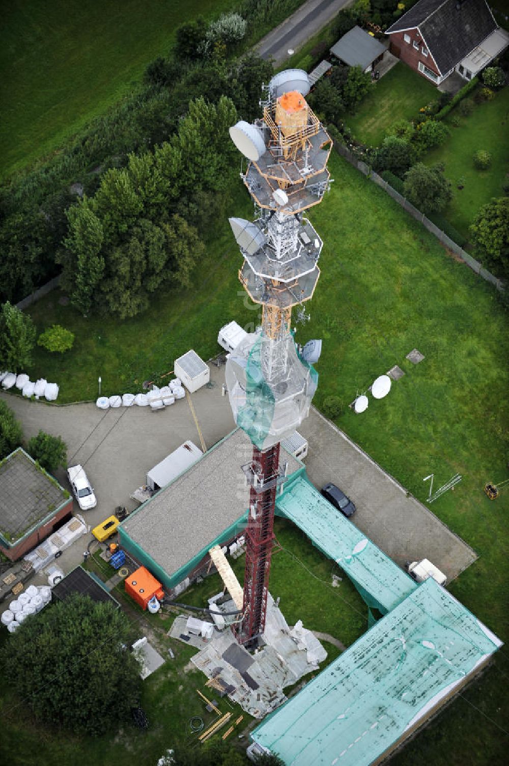 Luftaufnahme Garding - Sanierungsarbeiten am Sendemast Garding / Eiderstedt