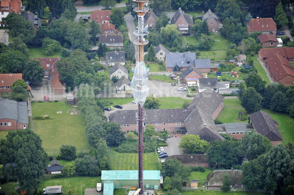 Garding aus der Vogelperspektive: Sanierungsarbeiten am Sendemast Garding / Eiderstedt