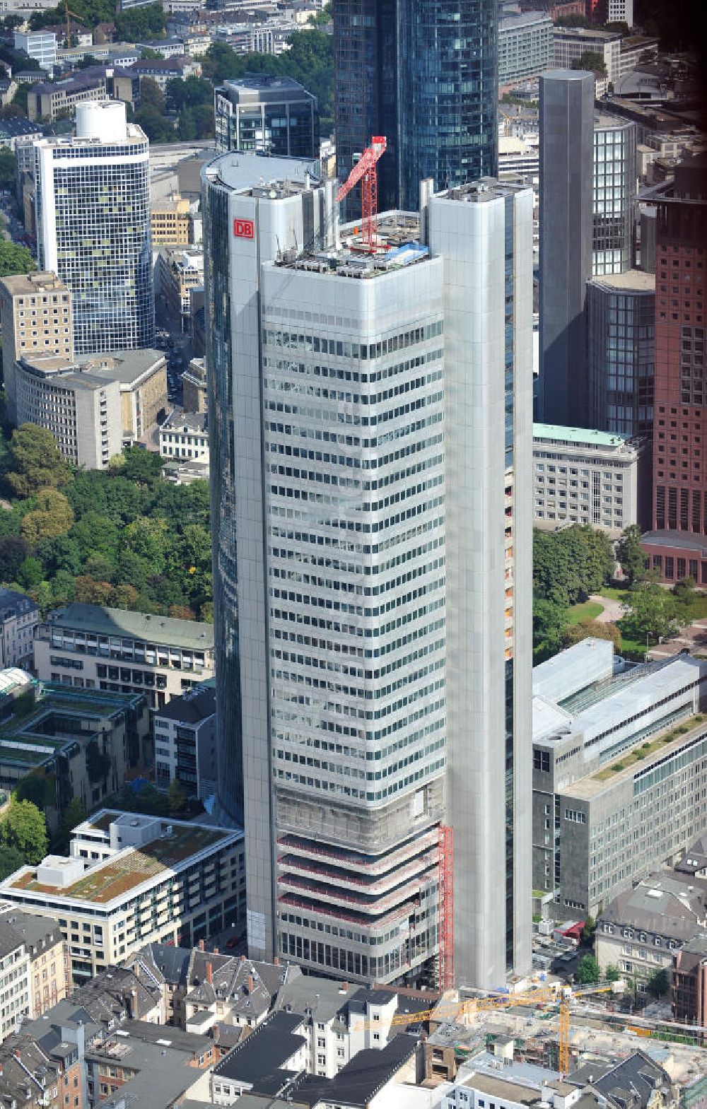 Luftbild Frankfurt am Main - Sanierungsarbeiten am Silver Tower am Jürgen-Ponto-Platz in Frankfurt am Main