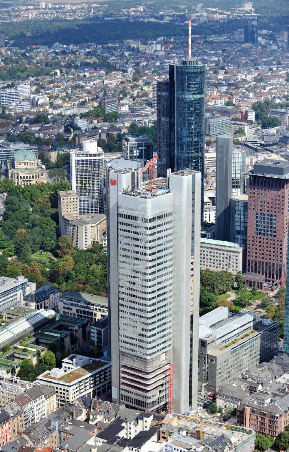 Luftaufnahme Frankfurt am Main - Sanierungsarbeiten am Silver Tower am Jürgen-Ponto-Platz in Frankfurt am Main