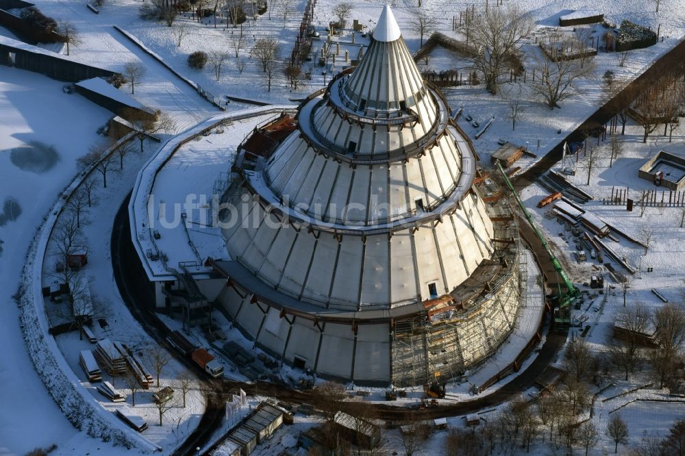 Luftaufnahme Magdeburg - Sanierungsarbeiten am winterlich schneebedeckten Holzbauwerk Jahrtausendturm im Elbauenpark in Magdeburg im Bundesland Sachsen-Anhalt